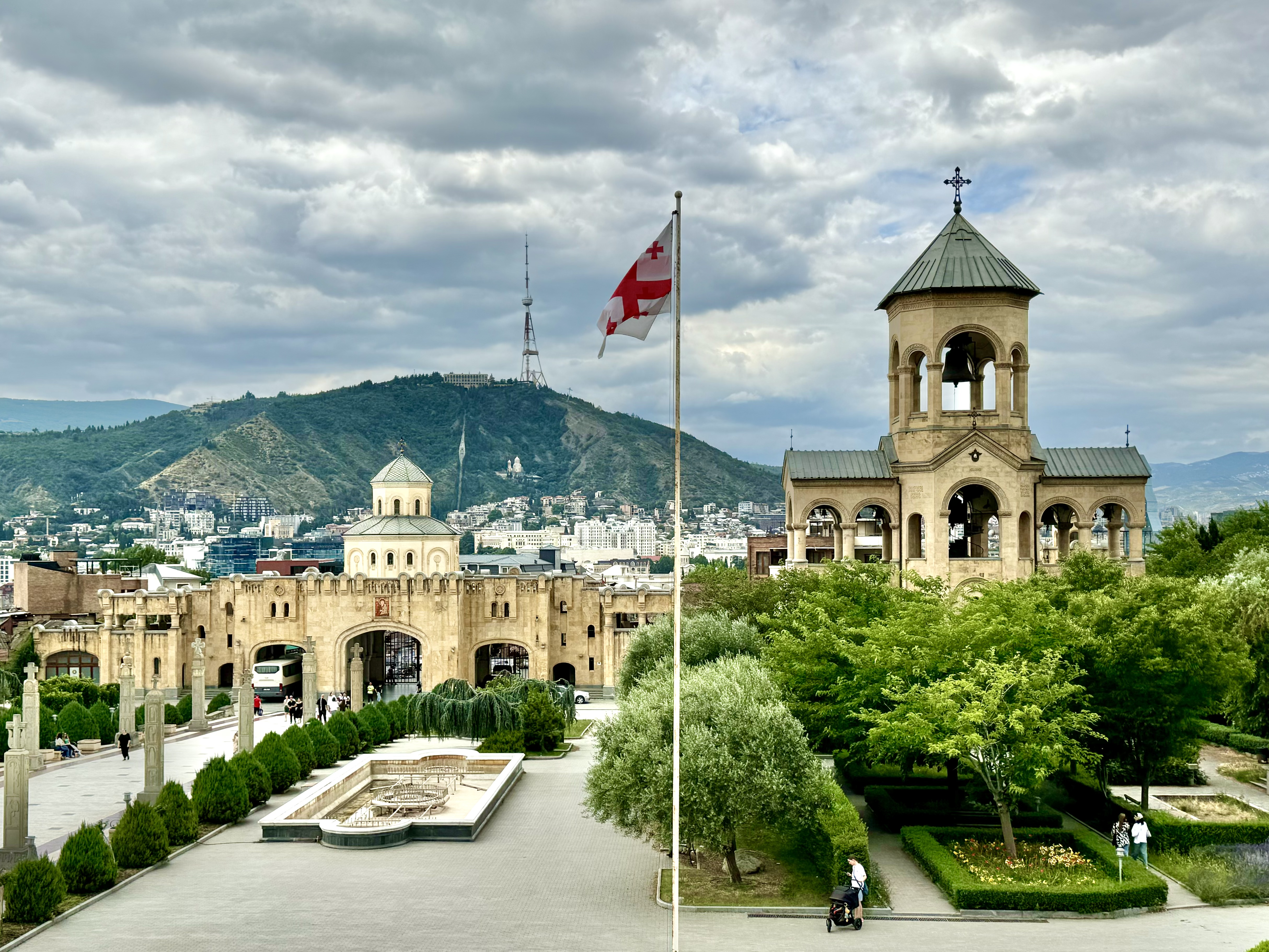 სამების საკათედრო ტაძრის მახლობლად - თბილისის ბოტანიკური ბაღის შესასვლელი და მწვანე მასივი
